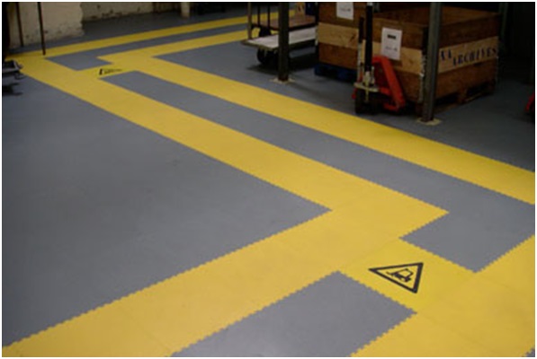 Les dalles PVC clipsables permettent de réaliser un balisage des ateliers et des entrepôts.